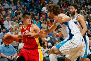 Jeremy Lin maneuvers around Robin Lopez and Greivis Vasquez of the New Orlean Hornets