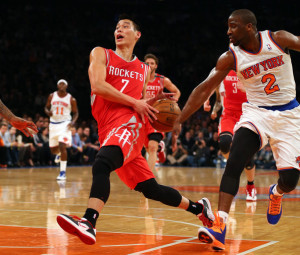 Jeremy Lin drives vs. Raymond Felton and the Knicks